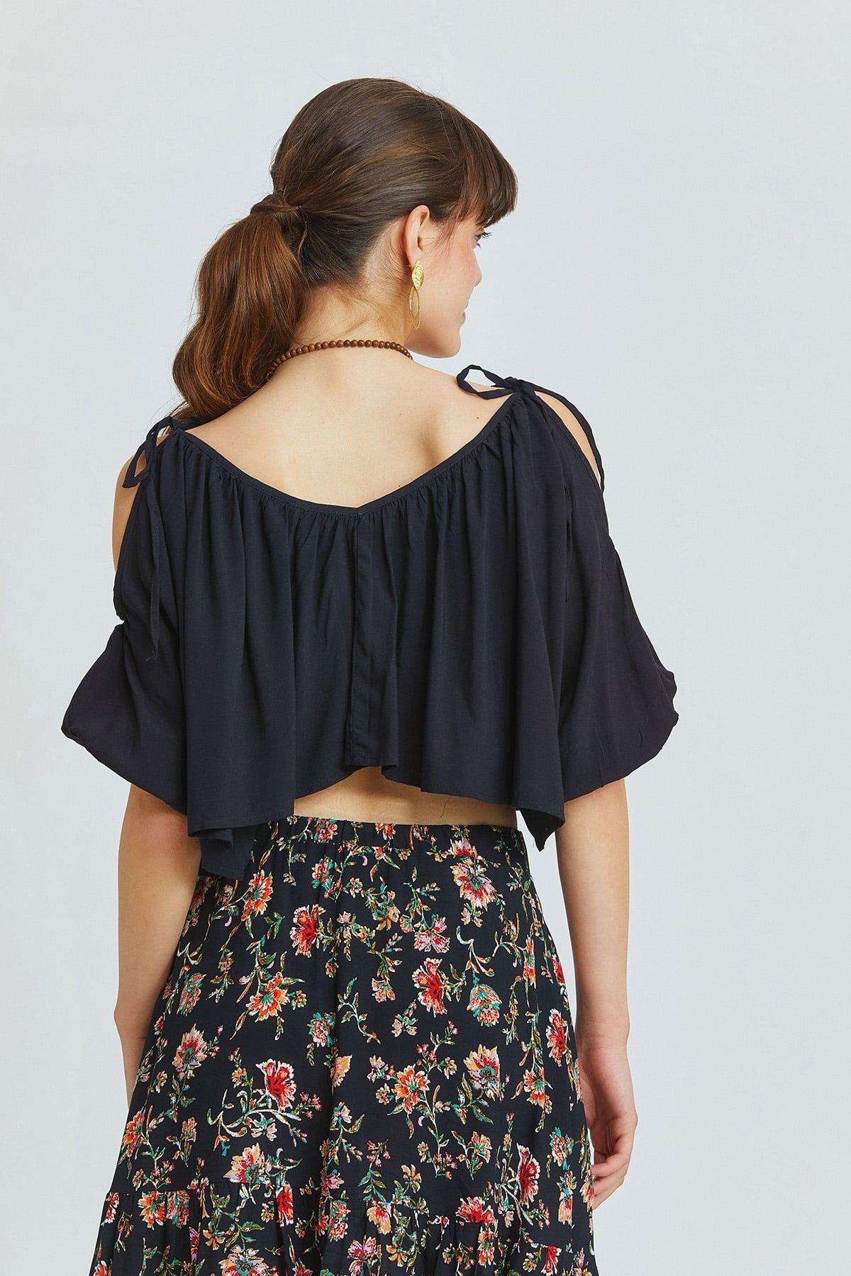Omuzları Bağcıklı Düz Crop Top Siyah