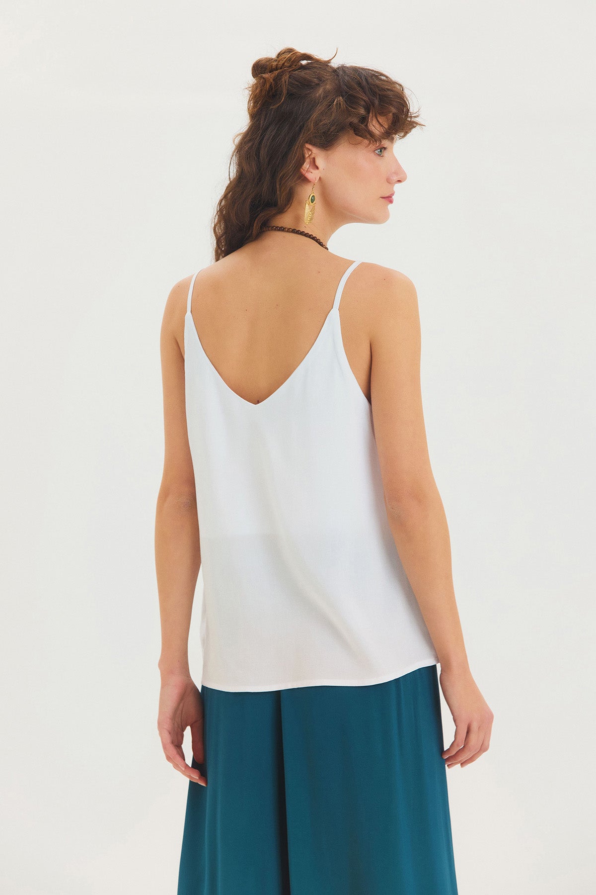 V Yaka Minimal Askılı Bluz Beyaz