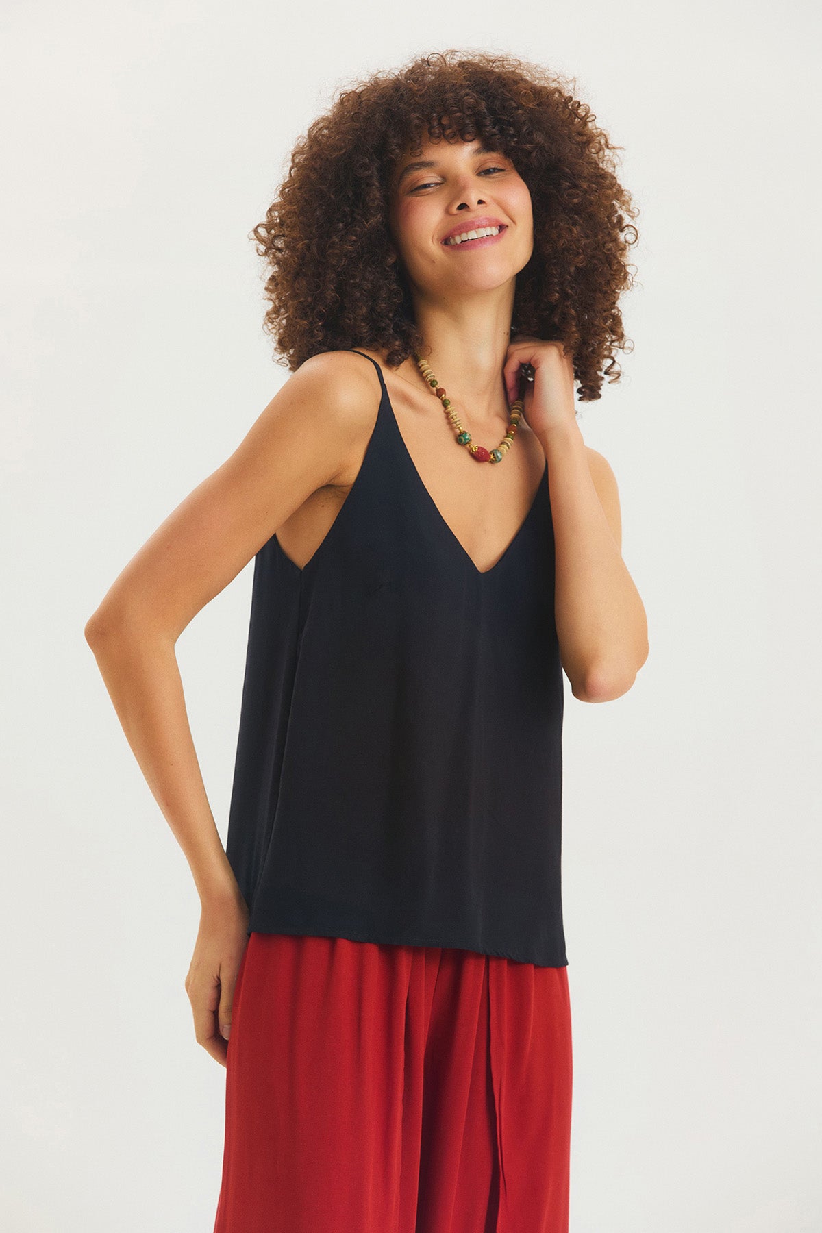 V Yaka Minimal Askılı Bluz Siyah