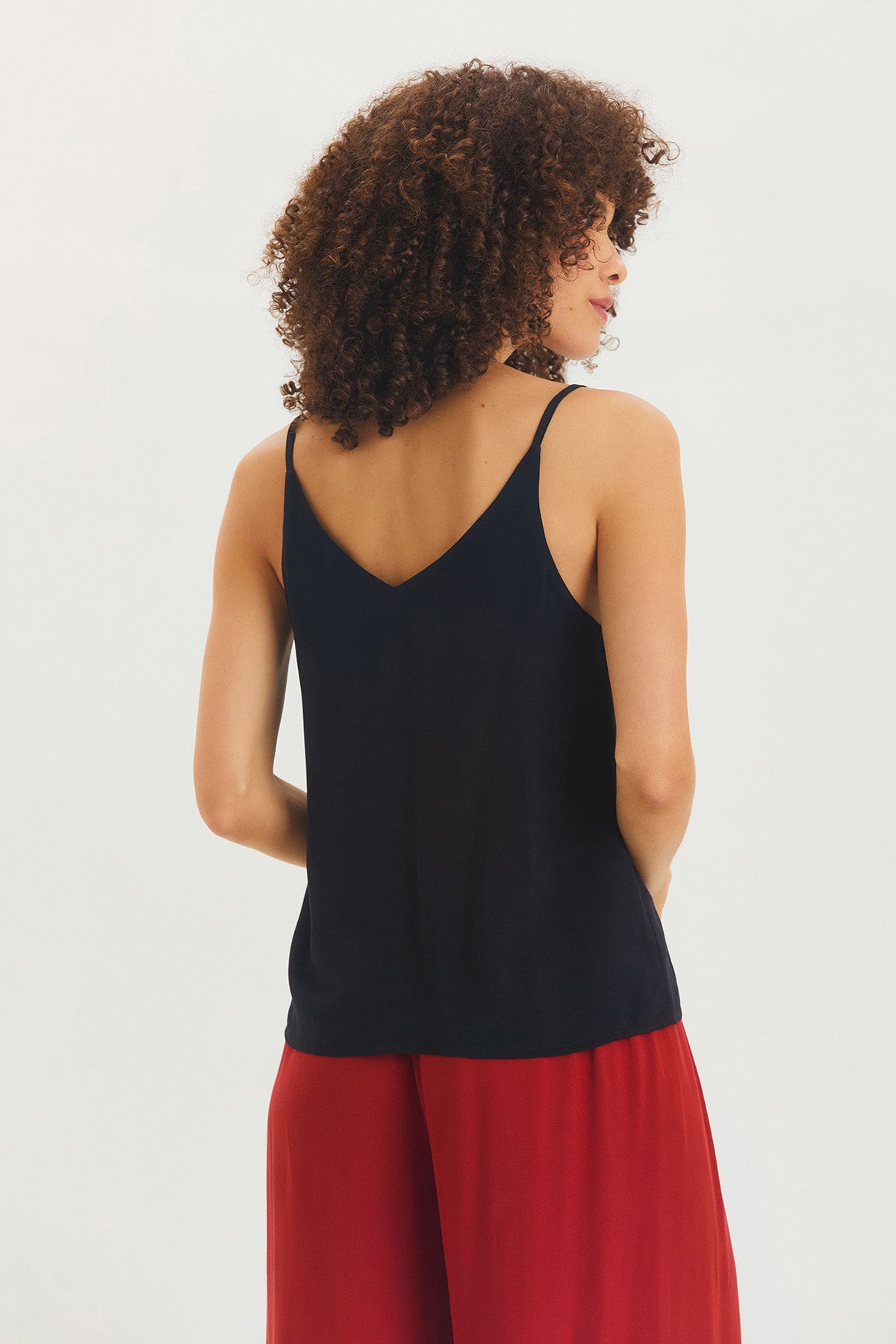 V Yaka Minimal Askılı Bluz Siyah
