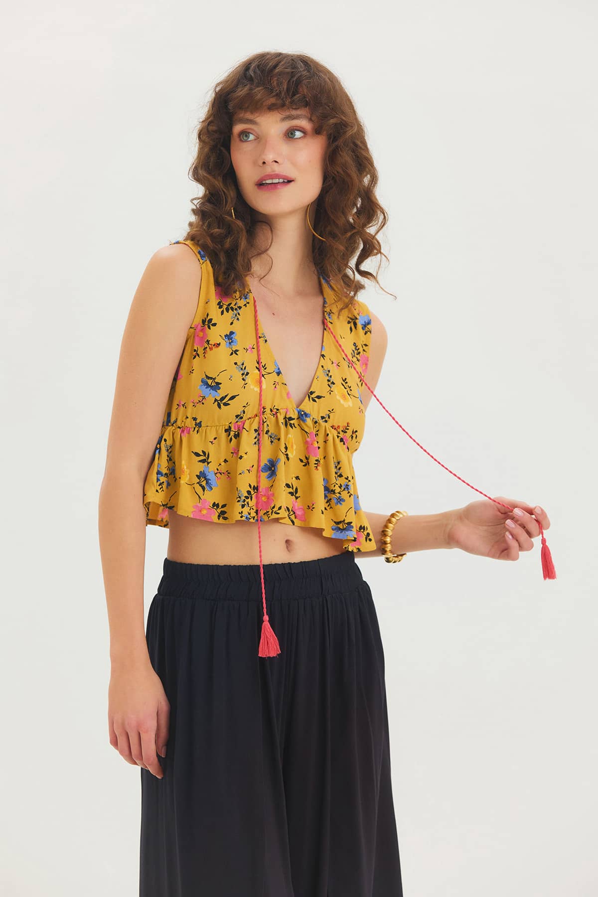 V Yaka Çiçek Desenli Crop Bluz Hardal