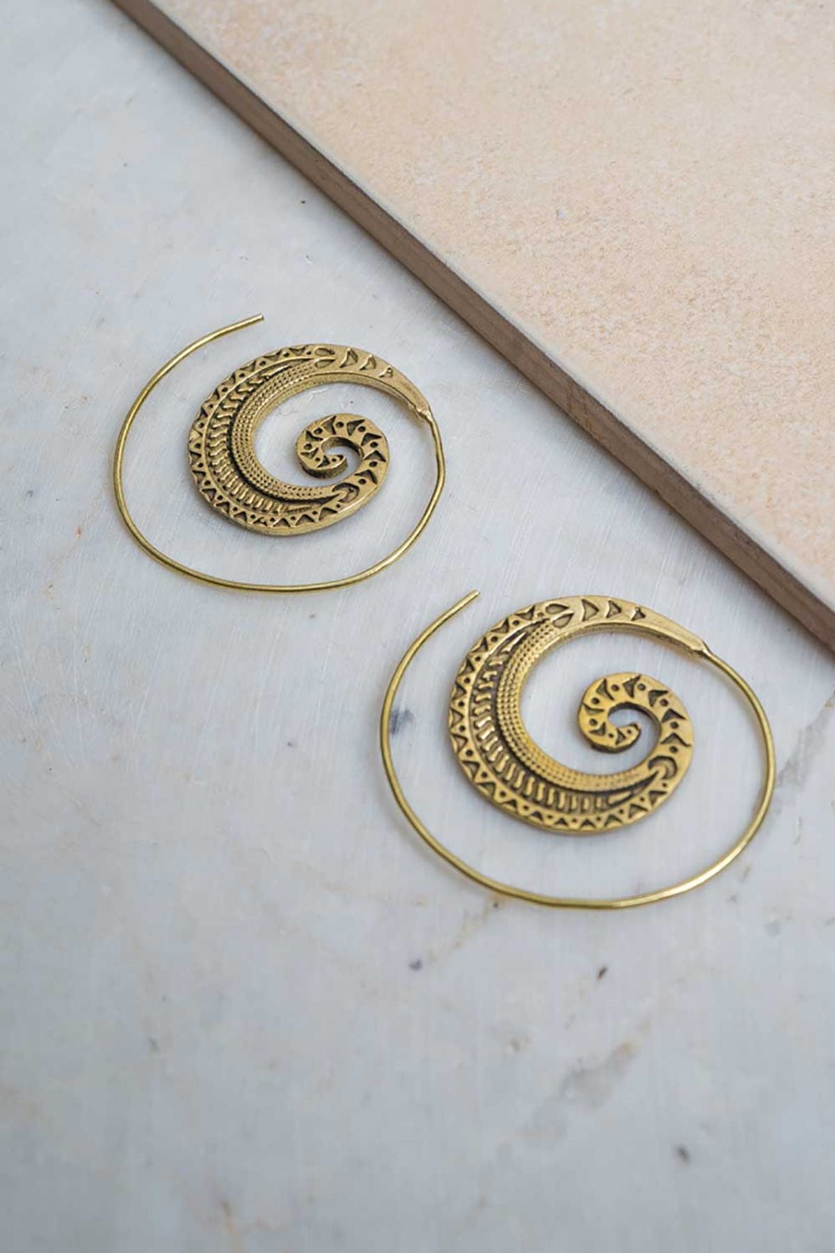 Etnik Desenli Spiral Pirinç Küpe Mix