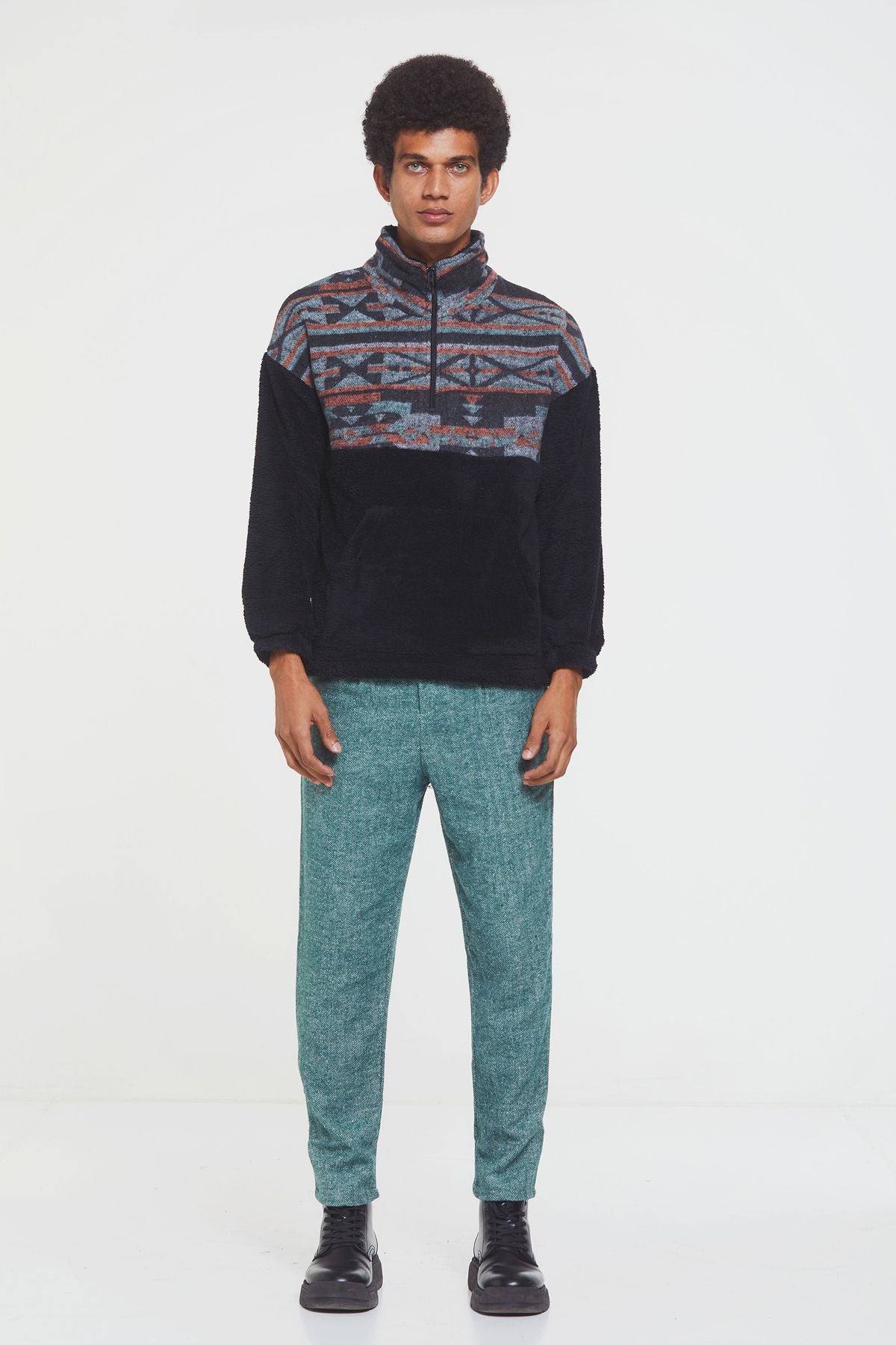 Boğazlı Etnik Desenli Peluş Sweatshirt Siyah