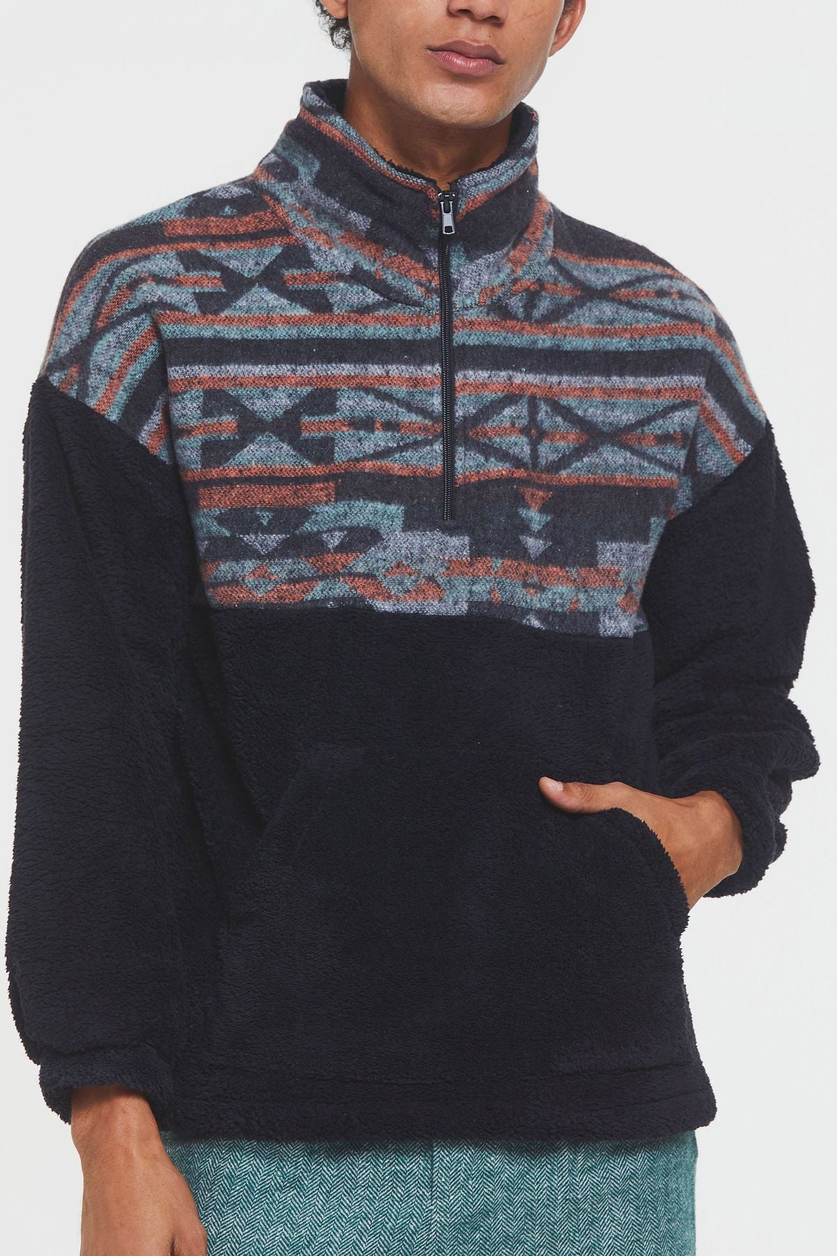 Boğazlı Etnik Desenli Peluş Sweatshirt Siyah