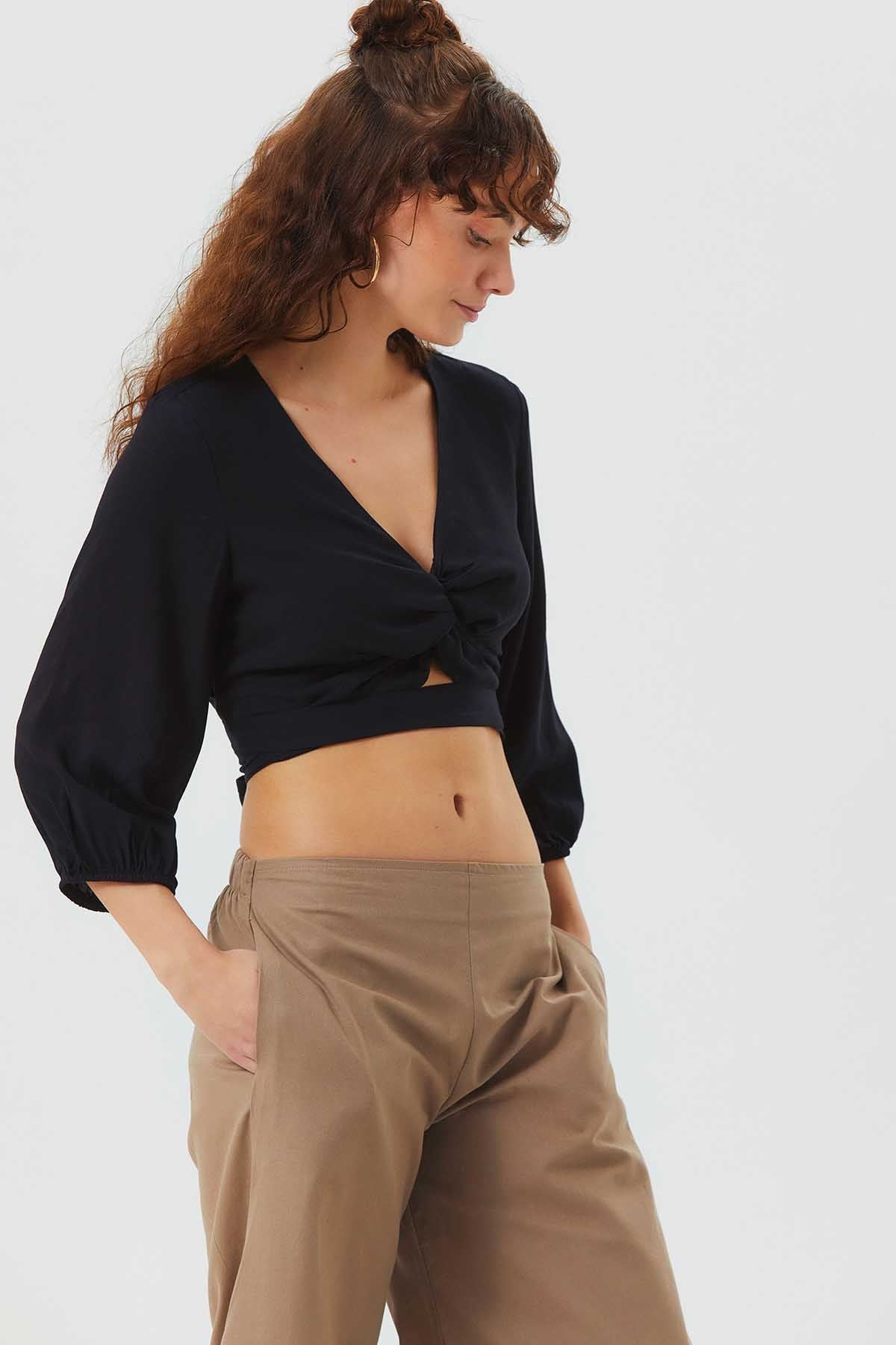 Düğüm Detaylı Pencereli Bohem Crop Bluz Siyah