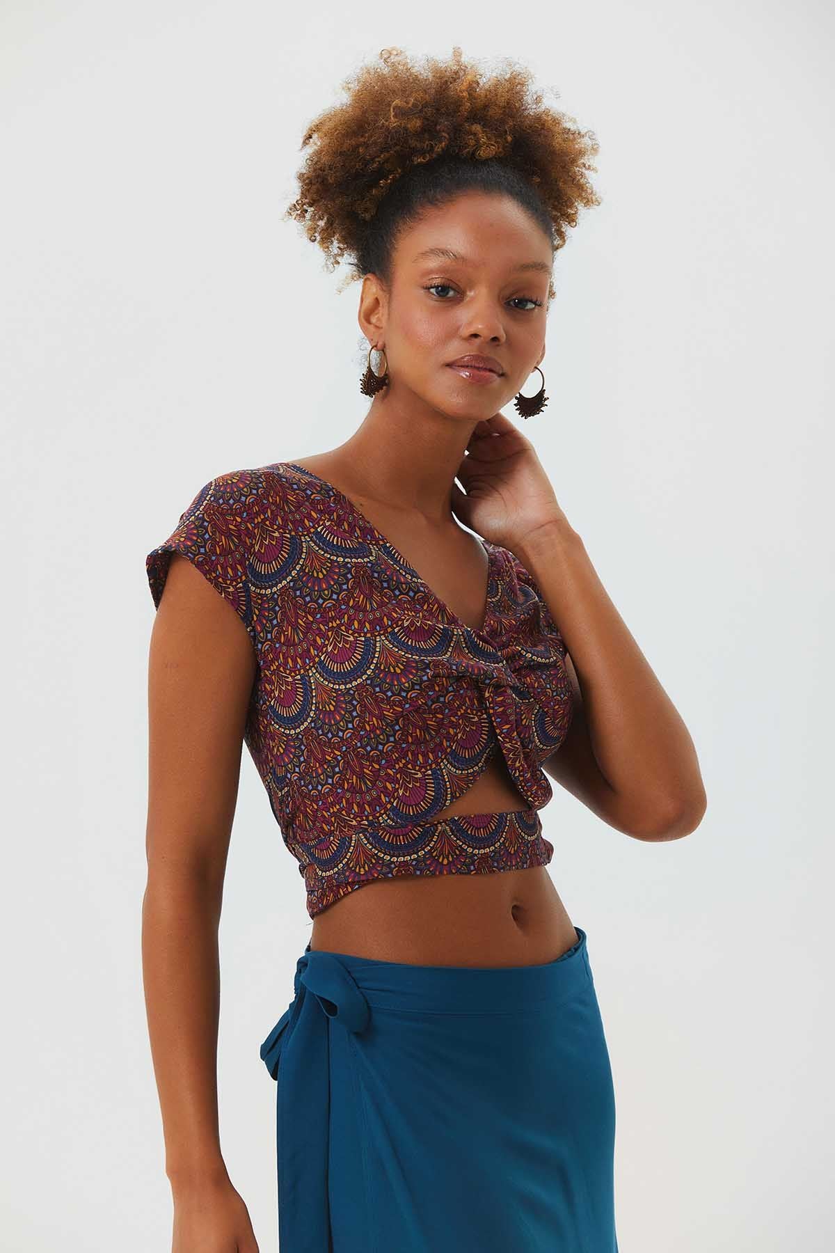 Desenli Sırt Detaylı Bağlamalı Bohem Crop Bluz Mor
