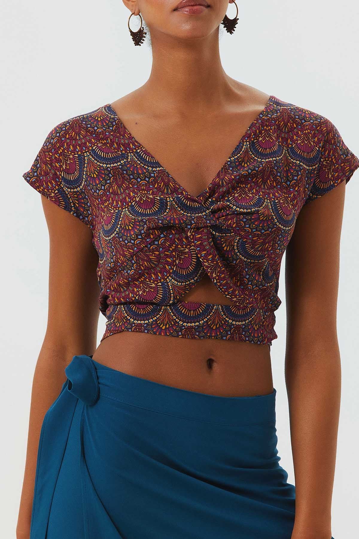 Desenli Sırt Detaylı Bağlamalı Bohem Crop Bluz Mor