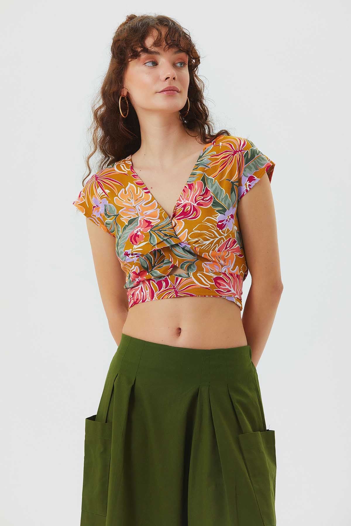 Desenli Sırt Detaylı Bağlamalı Bohem Crop Bluz Hardal