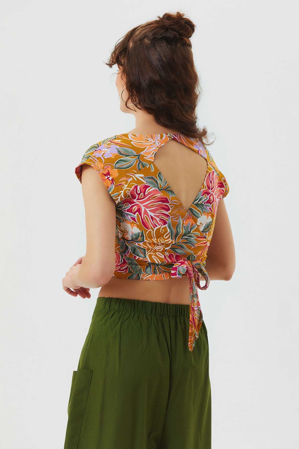 Desenli Sırt Detaylı Bağlamalı Bohem Crop Bluz Hardal