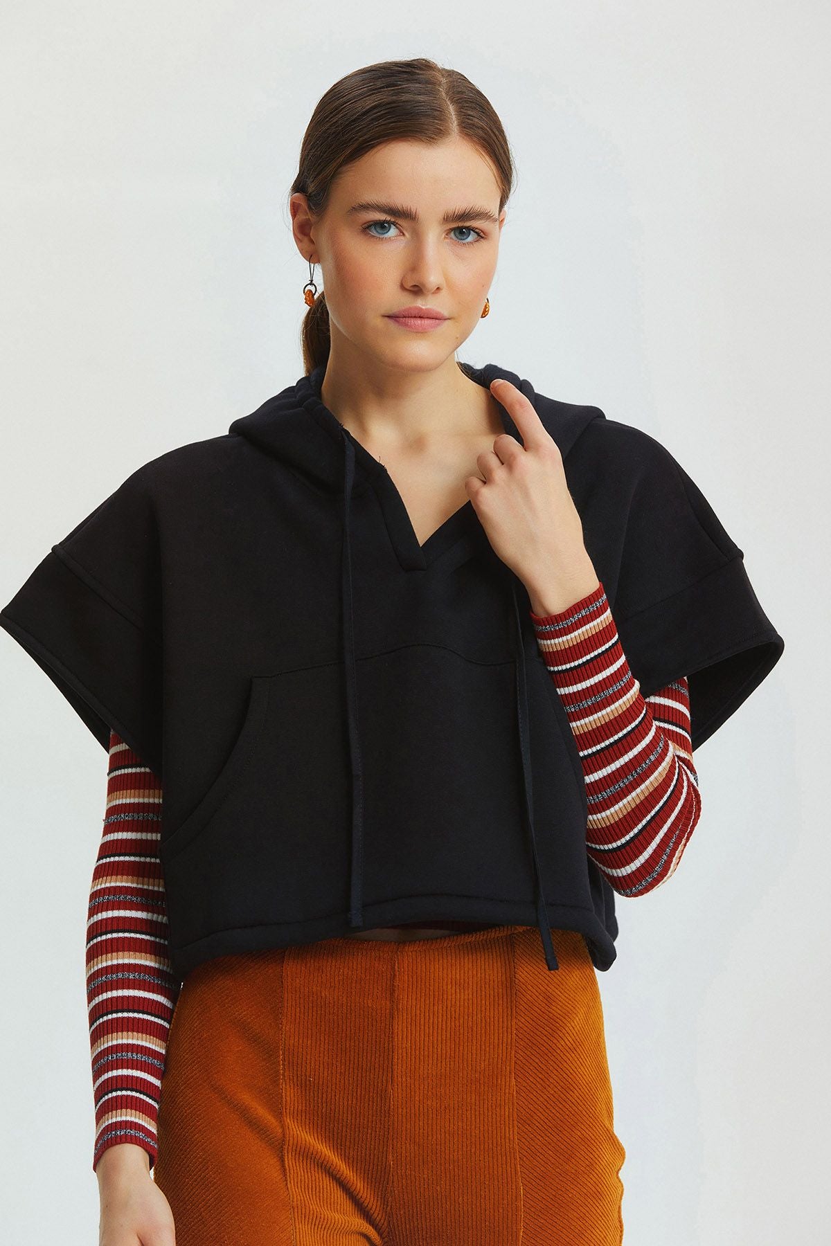 Kapüşonlu Pamuklu Crop Sweatshirt Siyah